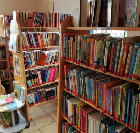 Regale mit vielen Kinderbüchern