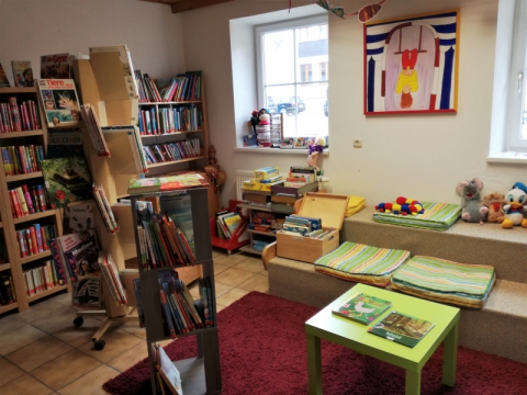 Kinderbücher, Spiele, CD's und eine Sitzecke zum Schmökern